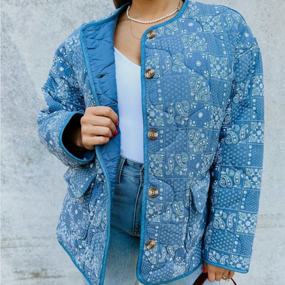 NWT 🏷️✨ Light Blue quilted Jacket with Unique Print and Oversized Fit
